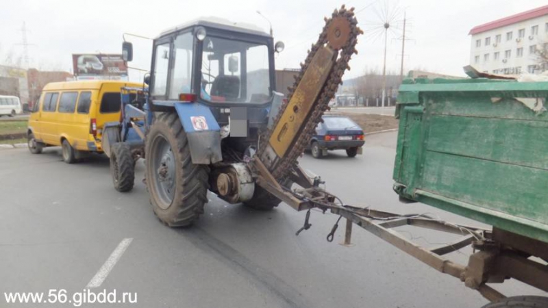 В Оренбурге трактор протаранил пассажирскую ГАЗель