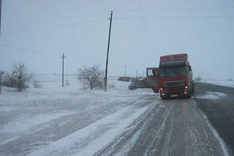 На трассе в Оренбуржье столкнулись два грузовика