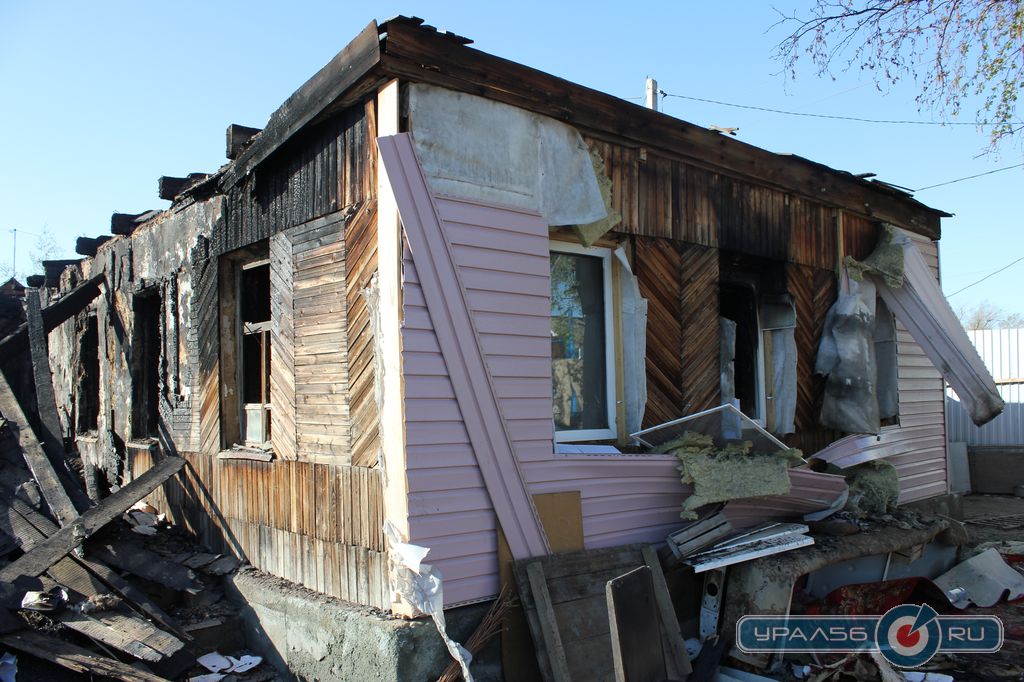 Дом на улице Чапаева, 106 в Орске выгорел полностью