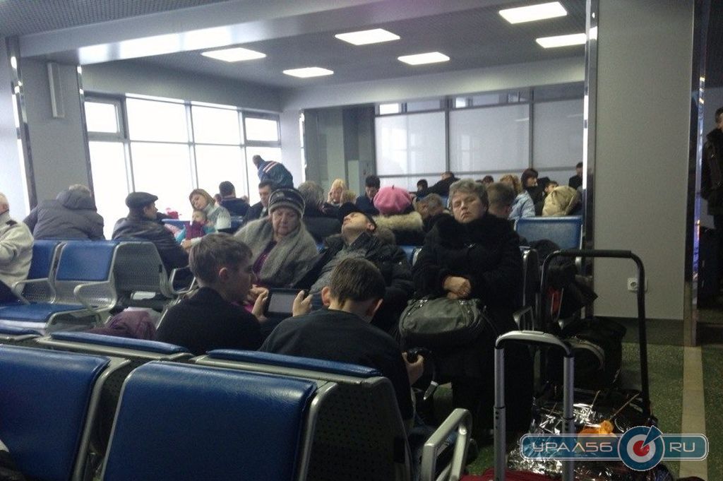 Пассажиры рейса Оренбург &mdash; Санкт-Петербург ожидают вылета 