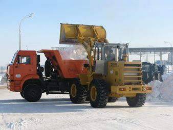 В Оренбурге чистят снег