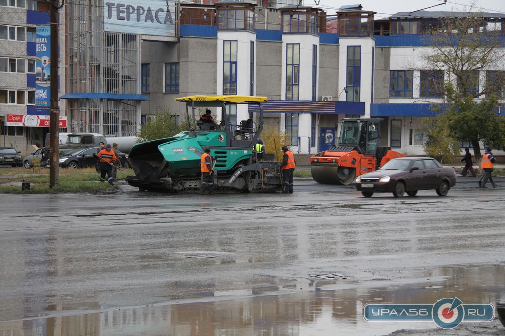 В Орске ремонтируют дороги в дождь