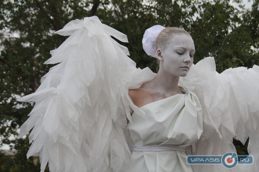 Живая статуя ангела на Комсомольской площади Орска