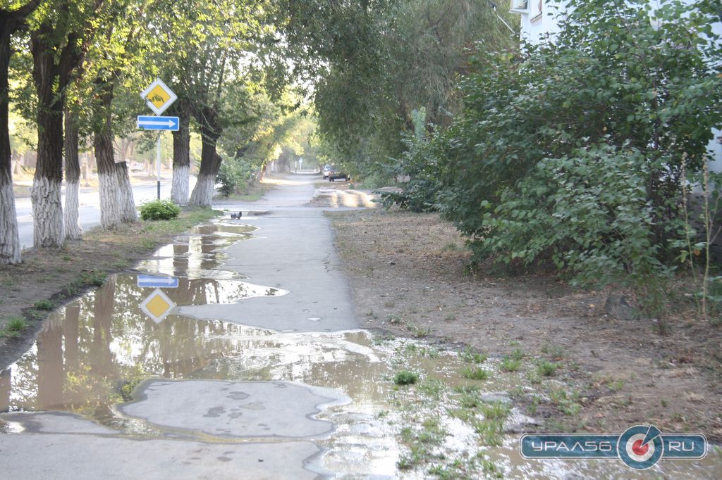 Вода бежит по улице Суворова. Орск