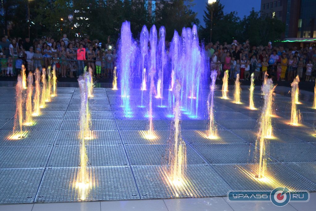 На Комсомольской площади запустили светомузыкальный фонтан