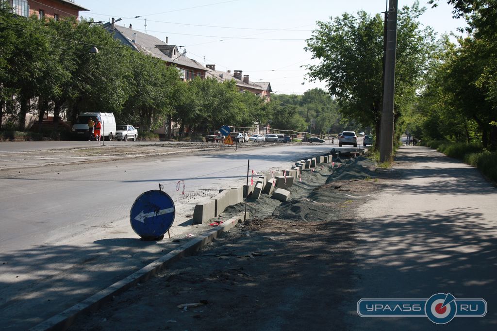 Установка бордюров на улице Нефтяников, 03.06.2014