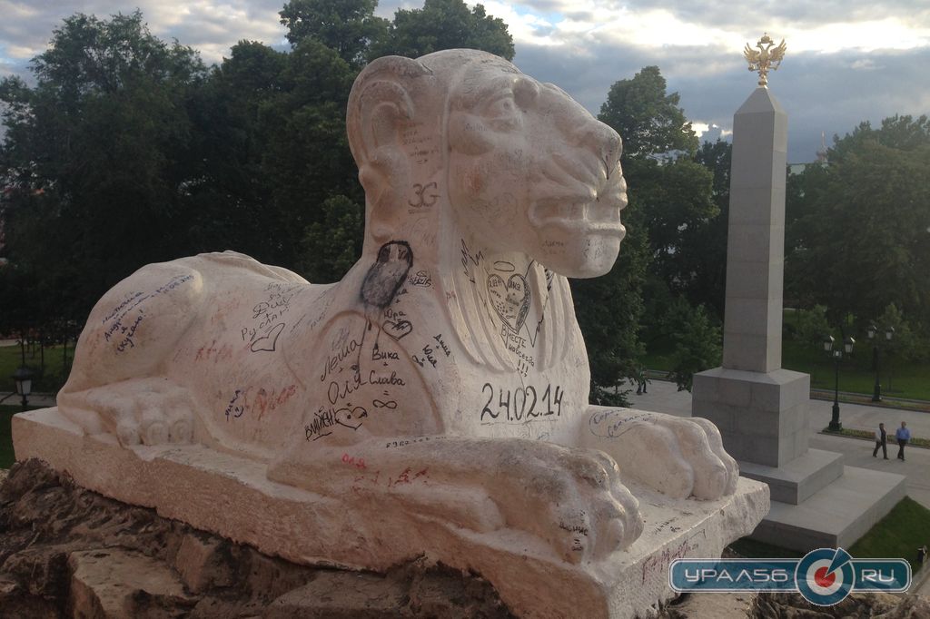 Скульптура льва в центре Москвы