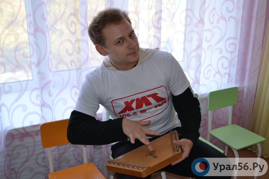 Евгений Куликов играет на гуслях. Орск