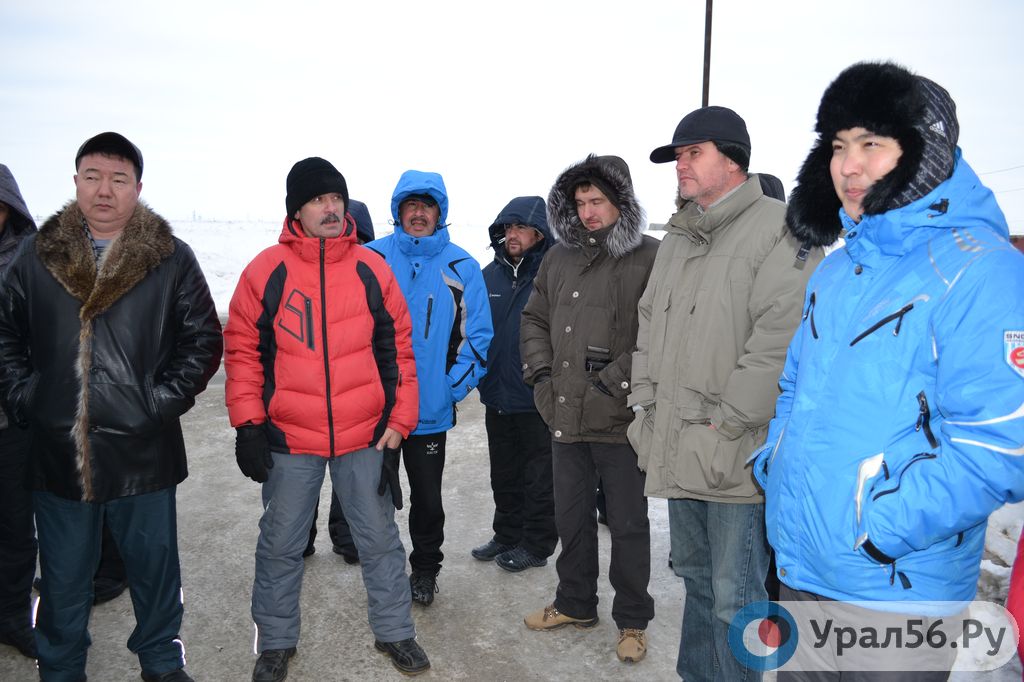 Строители у ворот нового детского сада на встрече с журналистами. Орск, 26.01.2015