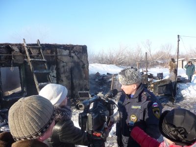 У сгоревшего дома в селе Ждамировка