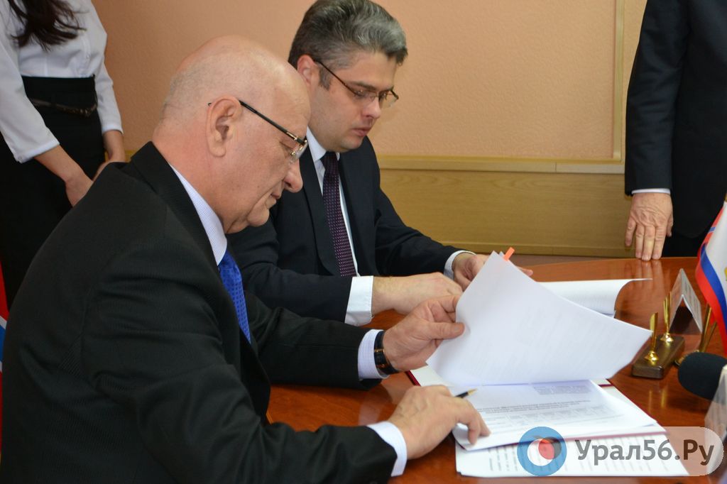Губернатор Юрий Берг и глава Фонда развития моногородов подписывают соглашение. Новотроицк