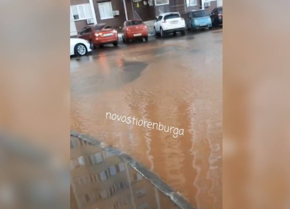 «Наводнение №2»: В Оренбурге на ул. Алтайской произошла коммунальная авария 