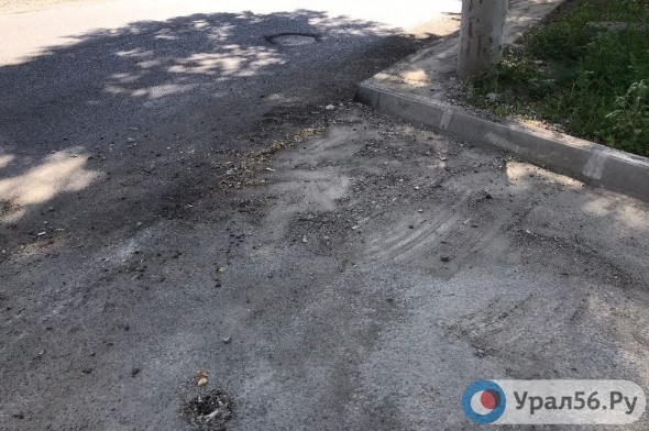 В Орске подрядчик доделал брошенные осенью участки дорог, но оставил грязь на обочинах и тротуаре