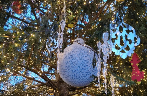 Главную елку на выставке «Россия» украсил шар в паутинке от Оренбургской области 