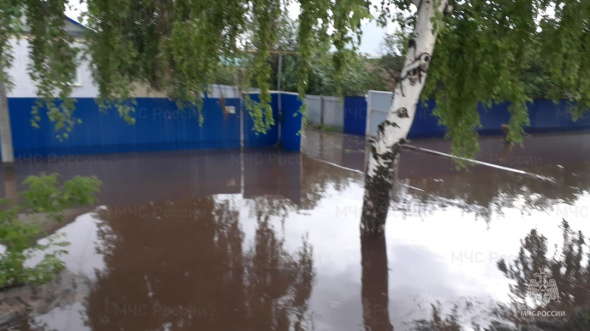 Ливень затопил дороги и дома в Александровском районе Оренбургской области 