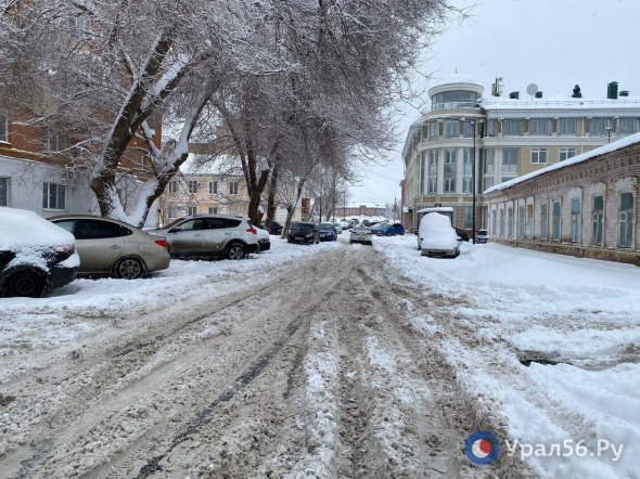 Как выглядят дороги в центре Оренбурга после обильных снегопадов? Фотофакт Урал56.РУ