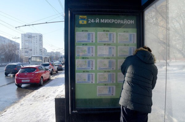 На двух остановках в Оренбурге появились первые плакаты с новыми маршрутами