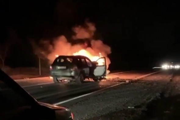 На трассе Оренбург — Орск после лобового столкновения с Jeep загорелся ZAZ Chance