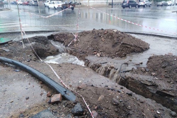 На улице Краснознаменной в Оренбурге дождь залил траншеи, вырытые для коммуникаций 