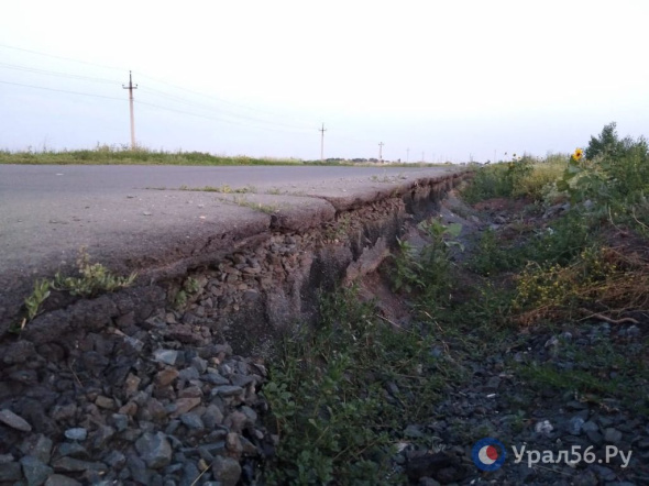 Вместо обочин теперь глубокие овраги: Дорога в поселок Ора Орска пострадала во время паводка, но не дождалась ремонта