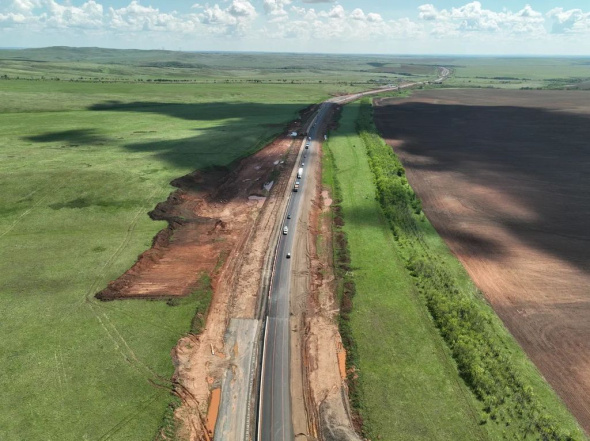 15 км трассы М-5 в районе Оренбурга к 2026 году расширят с двух до четырех полос. Работы на одном участке уже завершаются