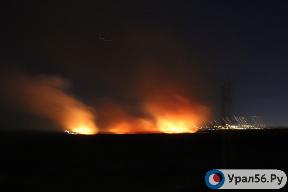 Крупный пожар в Орске: в поселке Нагорный горит сухая трава