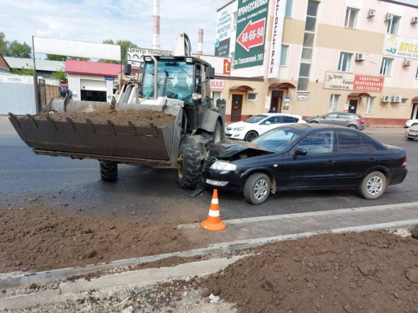 В Оренбурге женщина-водитель Nissan врезалась в трактор
