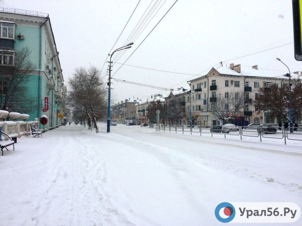 Утро в Орске в трех фотографиях: город засыпало снегом