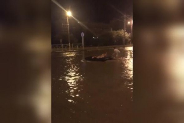 Жители Новотроицка в ливень устроили купание в лужах 