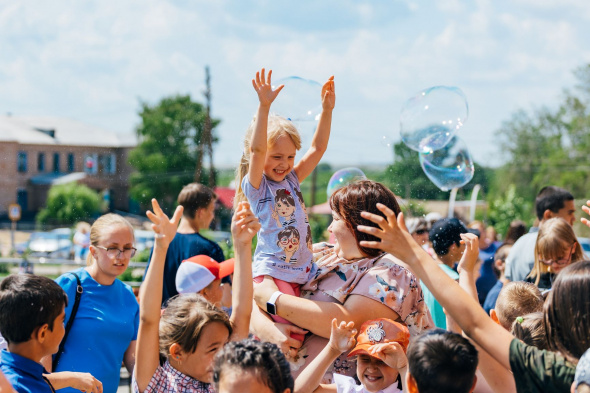 «Газпромнефть-Оренбург» провел праздники для детей в селах нефтедобывающих районов