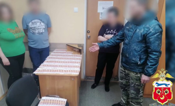 Жительница Оренбурга выбросила из окна пакет с 715 тысячами рублей. Прохожий помог собрать деньги, а потом похитил их 