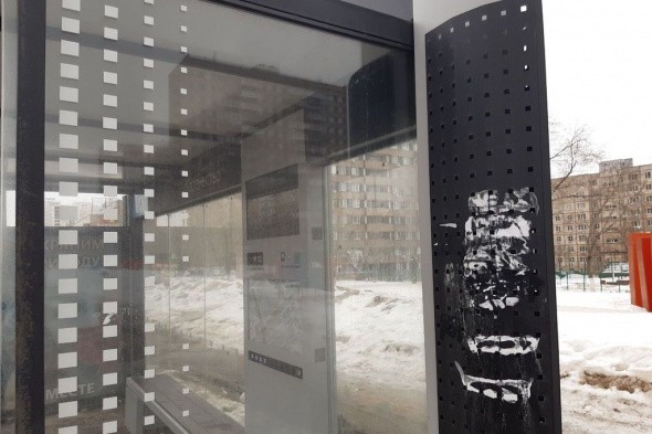 Новые «умные» остановки в Оренбурге обклеивают объявлениями 