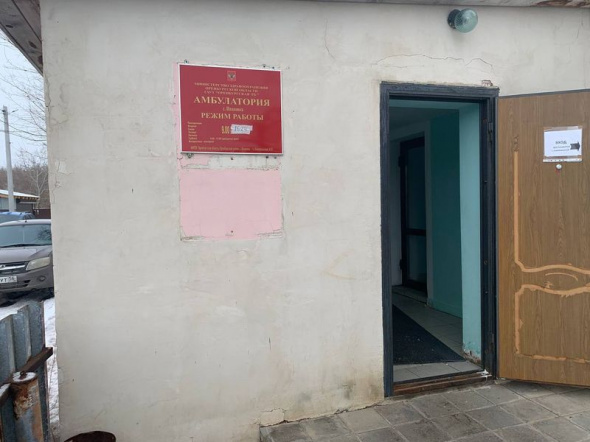 По зданию амбулатории в селе Ивановка Оренбургского района пошли трещины, но аварийным оно не признано