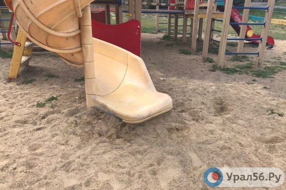 «Суровую» орскую детскую площадку отремонтировали песком