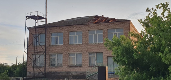 В Сорочинске сильный ветер сорвал крыши с нескольких зданий
