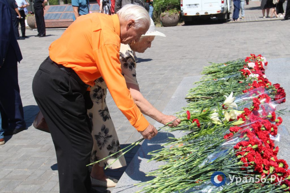 День памяти и скорби: в Оренбурге возложили цветы к мемориалу «Вечный огонь» и зажгли портрет Александра Родимцева