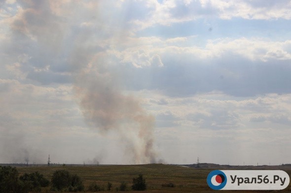 В Новотроицке в промышленной зоне бушует пожар