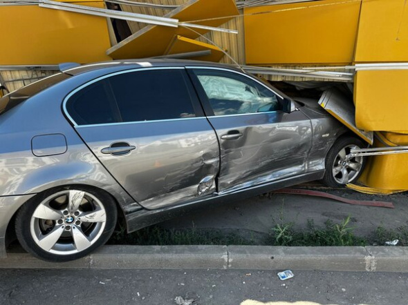 Автомобиль BMW влетел в продуктовый магазин в Орске. Пострадали два продавца