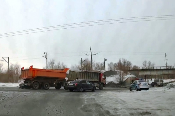 Почему сотрудники ГИБДД Орска не всегда останавливают грузовики, проезжающие по аварийному мосту: в ведомстве прокомментировали видеозапись