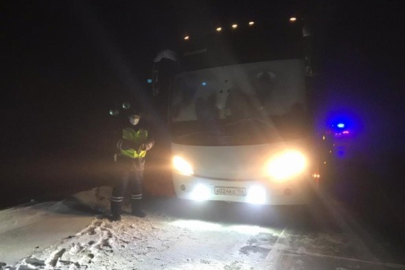 На Ямале в -48°C сломался автобус с вахтовиками из Оренбурга