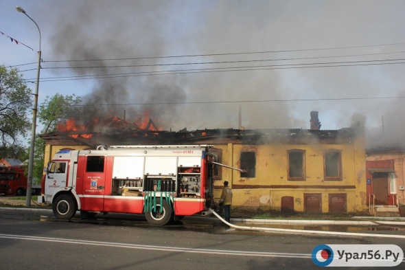 В Оренбурге в результате сильного пожара сгорели два дома