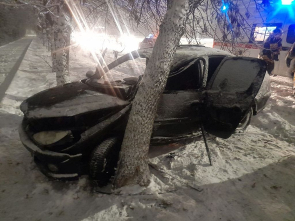 В центре Орска авто врезалось в дерево. Водитель получил ЧМТ и контузию головного мозга