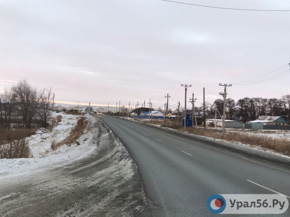 В поселке на окраине Орска нет ни одного пешеходного перехода, а трасса делит его пополам