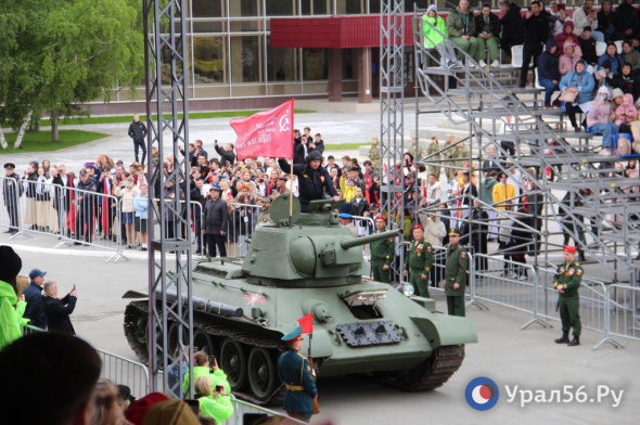 На параде Победы в Оренбурге колонну военной техники возглавил танк Т-34