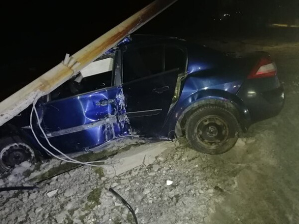 На Никельской объездной в Орске водитель Renault Megane сбил бетонный столб