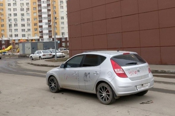Утренний сюрприз: в Оренбурге автомобиль изрисовали маркерами 