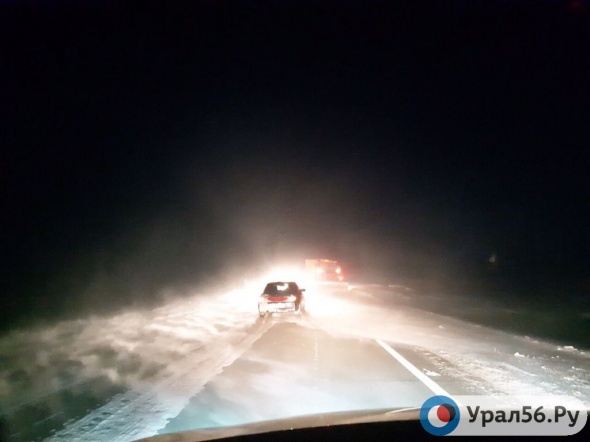 Водители сообщают о сильной метели на трассе Оренбург — Орск