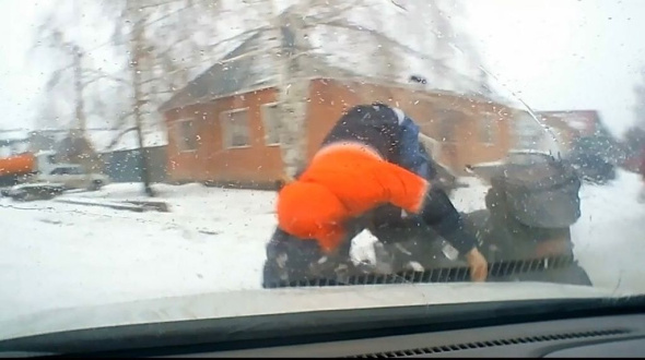 В Бузулуке снегоход с подростком на бешенной скорости влетел в автомобиль. Есть пострадавшие (видео)