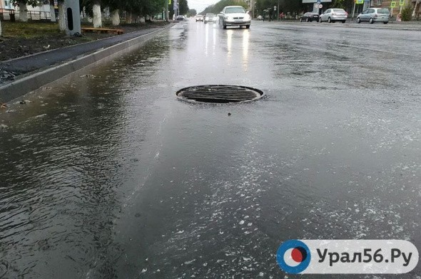 Власти Орска объяснили, почему вода на проспекте Ленина не попадает в ливневки