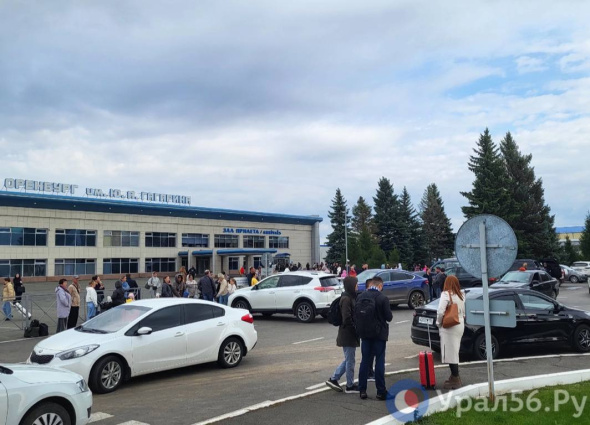 Такси в аэропорту Оренбурга решило воспользоваться ситуацией, связанной с задержкой рейсов из Москвы, и повысило цены